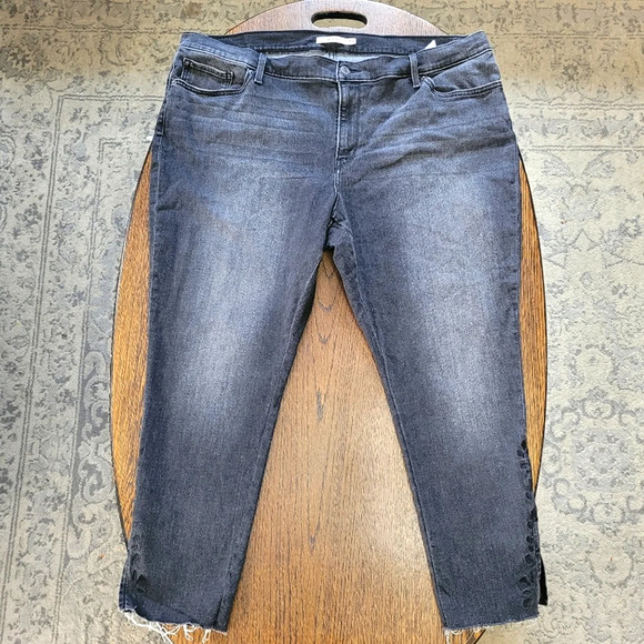 Levi's 711 Skinny Rawcut Hem Hi Rise Embroidered Jeans Size Women's 24W - Picture 3 of 15